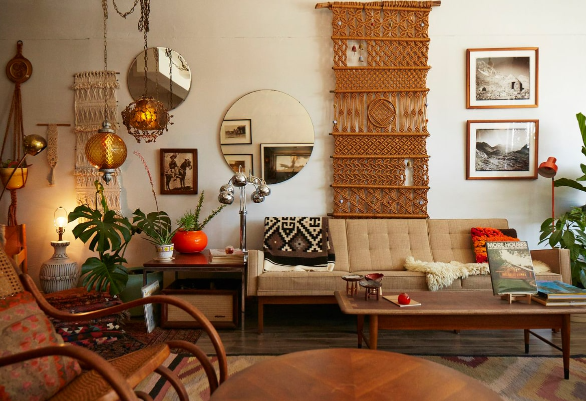 Ambiente boho moderno con muebles contemporáneos